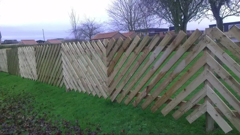 Забор из дерева - ёлочка
